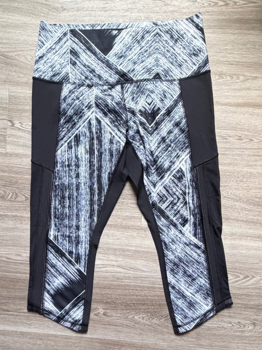 Lululemon Hot to Street Crop Black White Size 12